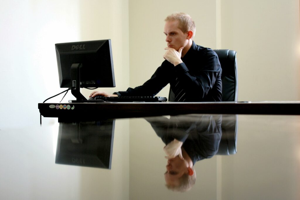 homme en télétravail